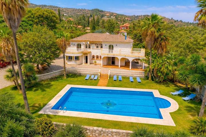 Chalet para 10 personas, con piscina y vistas además de jardín y terraza en Churriana