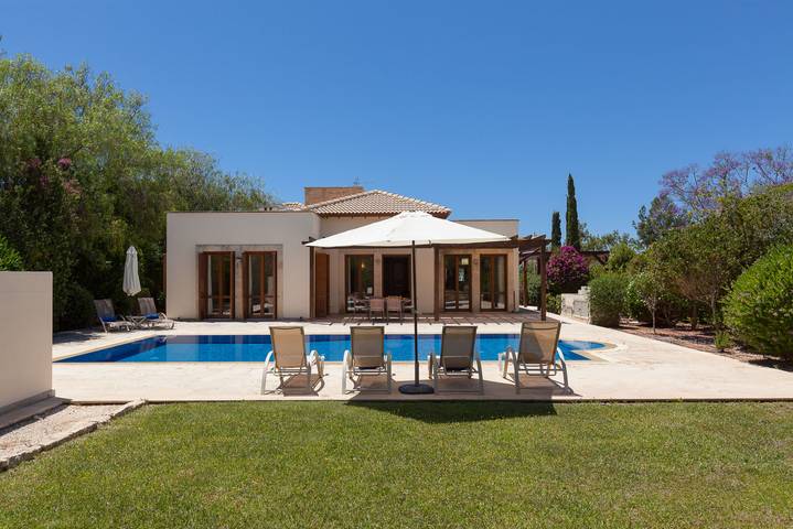 Villa for 6 people, with pool and garden as well as children pool in Aphrodite Hills