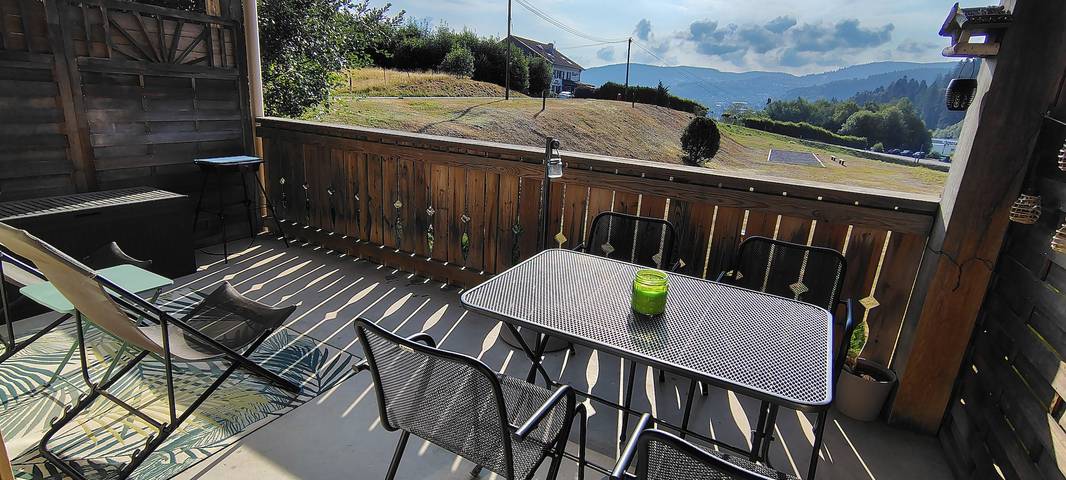 Hel lejlighed, Apartment 'Les Fermes Du Lac - Apt 10A' with Lake View, Shared Garden and Wi-Fi in Gérardmer Sø, Gérardmer