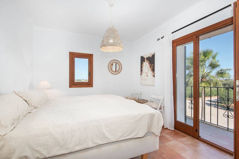 Sunny Oasis in Es Llombards: Pool, A/C & Pizza Oven (10p) in Es Llombards, Santanyí