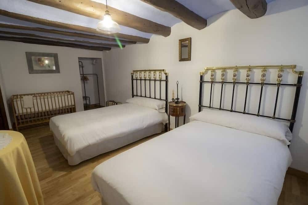 House with jacuzzi and sauna ideal for relaxing in a small village of 100 inhabitants. in Lagata, Saragossa Provinz