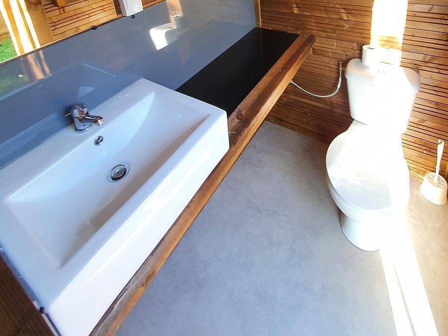 Camping Lac de Saint-Point Lamartine - Safarizelt 4 personen - Ecolodge-Zelt Standard 20m² - 2 Zimmer - überdachte Terrasse in Mouthe-Lac et Mont d’Or, Doubs