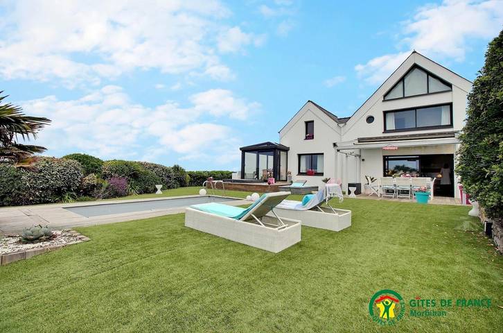 Gîte pour 8 personnes, avec jardin ainsi que terrasse et piscine