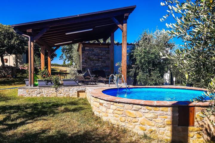 Attico per 3 persone, con giardino e piscina in Italia