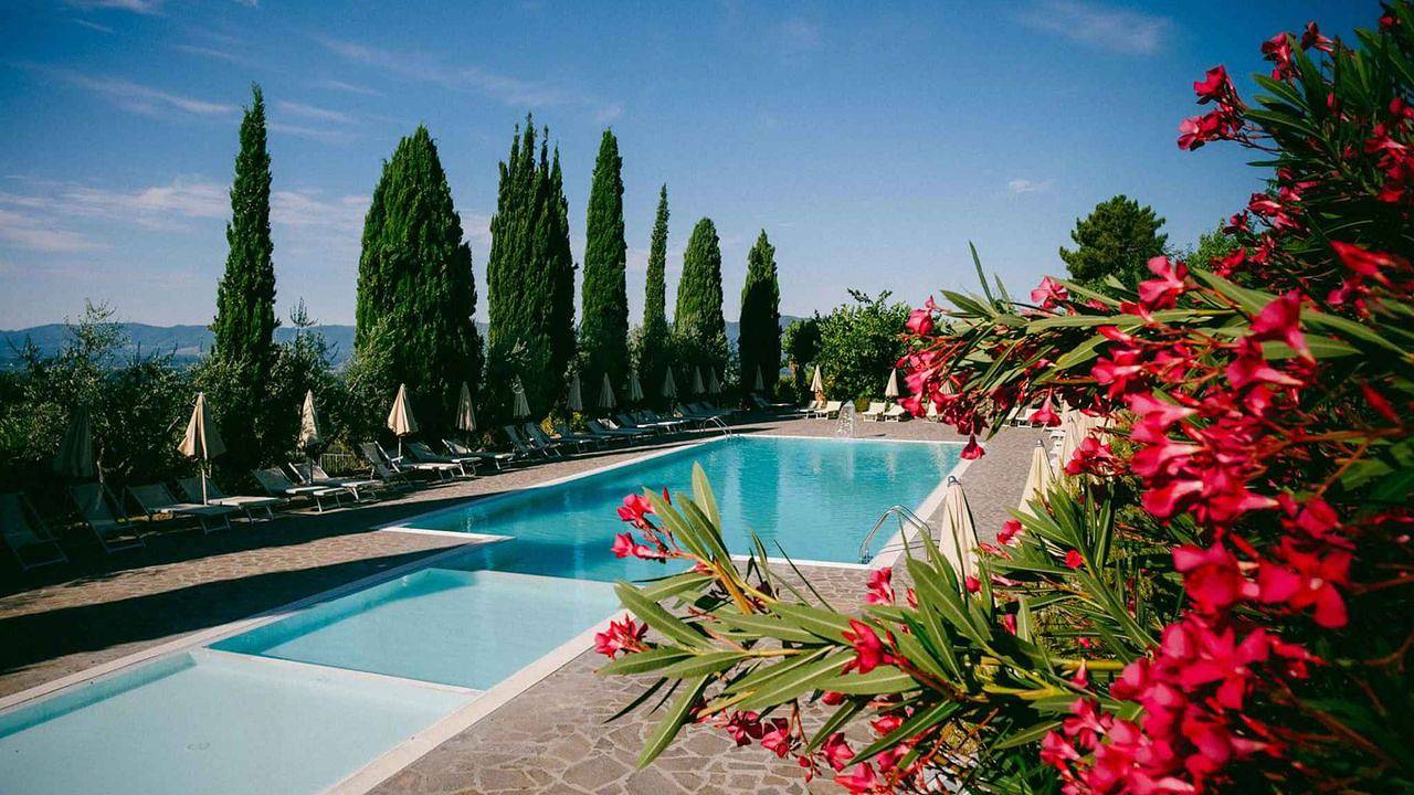 Entire vacation apartment, Vacation apartment for 2 people with pool in San Donato Fronzano, Valdarno