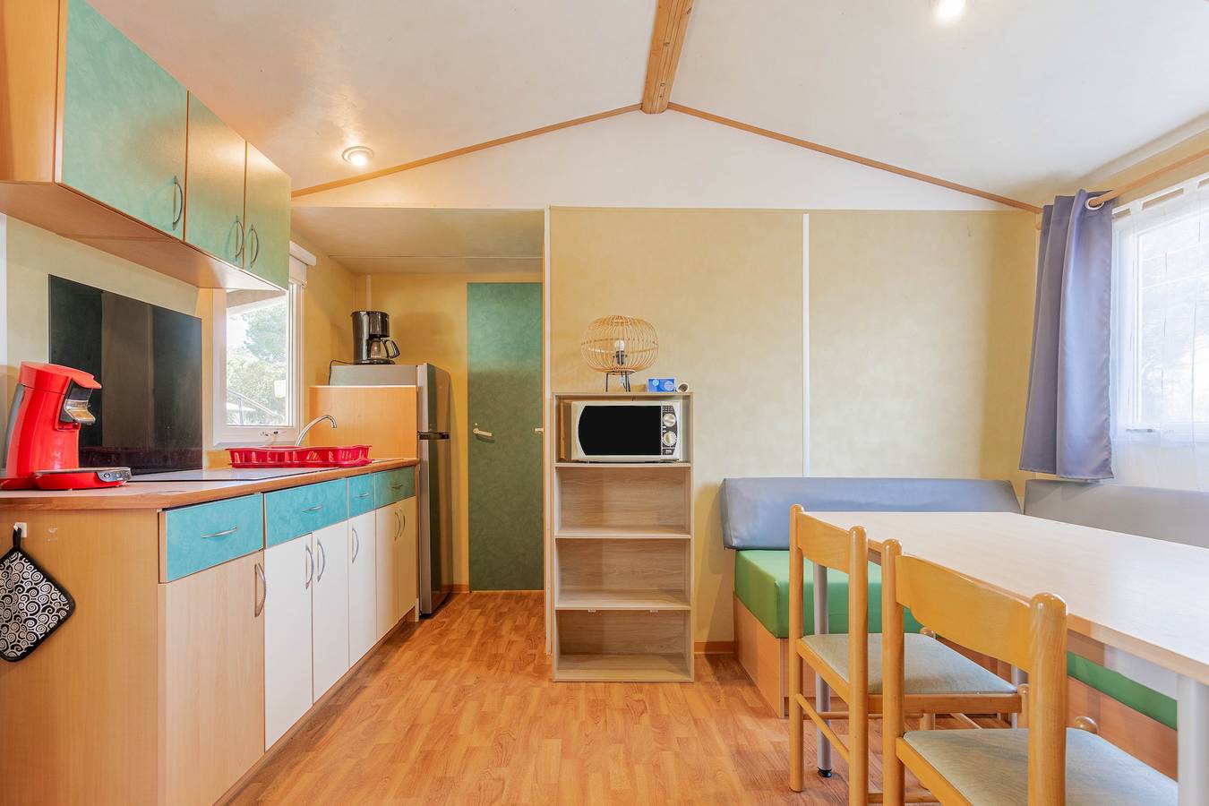 Mobile Home 'Mobilhome Oasis Village Puget Argen' with Shared Pool and Private Terrace in Roquebrune-sur-Argens, Mediterranean Coast (France)