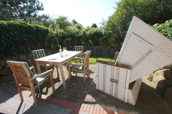 Ganze Wohnung, Hell eingerichtetes Ferienappartement mit 2 Bädern und sonniger West-Terrasse in Wenningstedt, Sylt