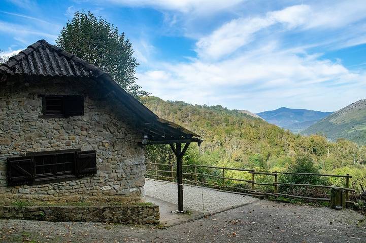 Location de vacances pour 4 personnes, avec terrasse et jardin à Licq-Athérey