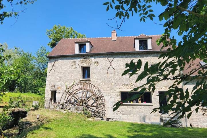 Location de vacances pour 24 personnes, avec jardin, animaux acceptés à Château-Landon