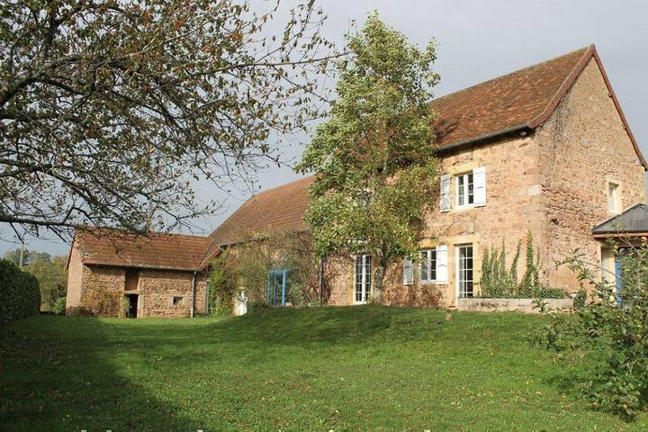 Gîte pour 11 personnes, avec jardin et terrasse, animaux acceptés à Gibles