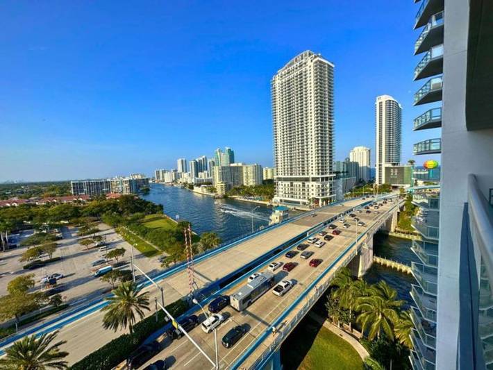 Vacation rental for 2 people, with pool and balcony in Hallandale Beach