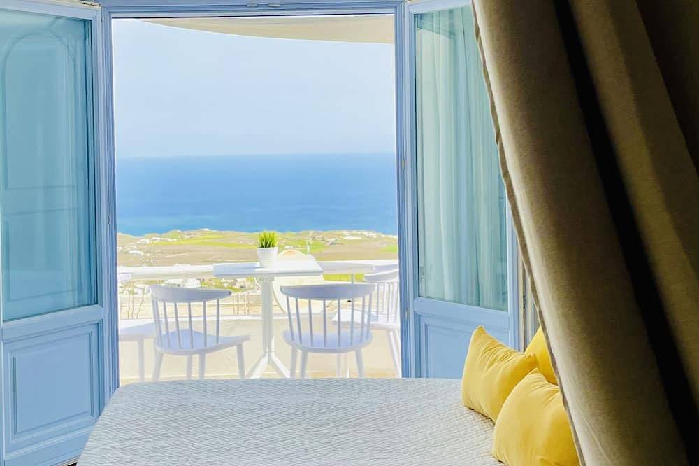 Entire apartment, Loft two bedroom villa with panoramic sea views and Sunrise. in Firostefani, Thera