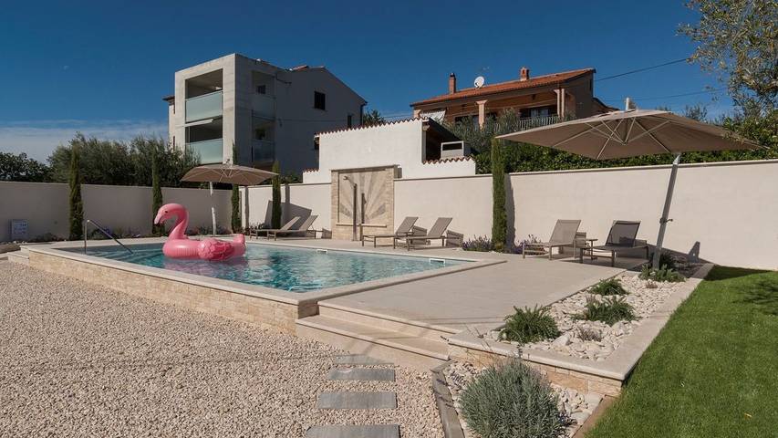 Villa für 11 Personen, mit Pool und Garten sowie Balkon in Umag