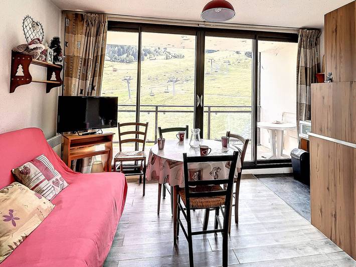 Chalet pour 4 personnes, avec balcon et piscine dans Le Corbier