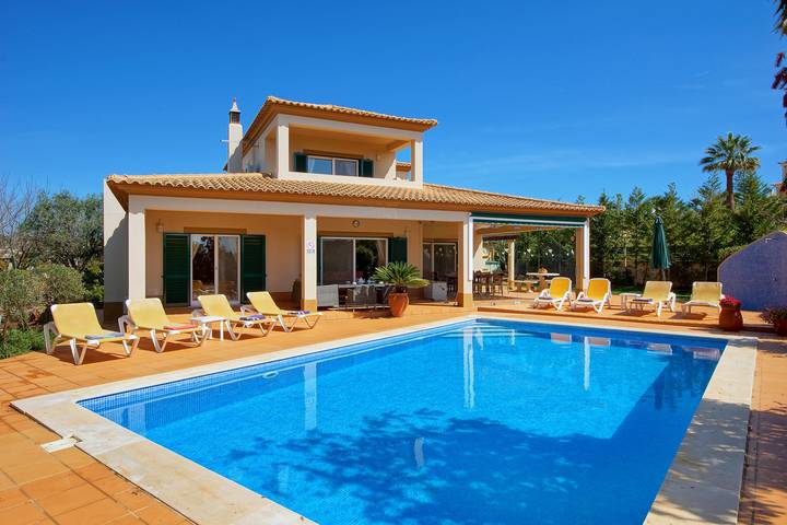 Villa für 8 Personen, mit Balkon/Terrasse und Balkon sowie Pool