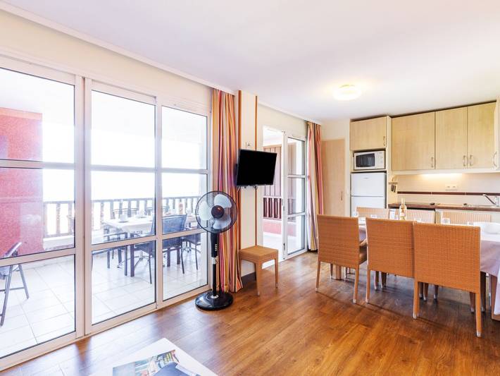 Location de vacances pour 6 personnes, avec terrasse ainsi que bassin pour enfant et jardin dans Cap Estérel