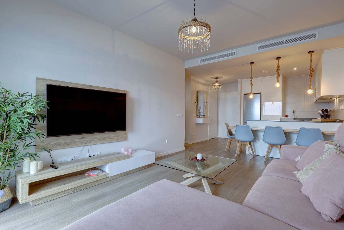 Entire apartment, Apartment 'Wellingtonia' with Sea View, Pool, Padel Court & Wi-Fi in Estepona, Costa del Sol