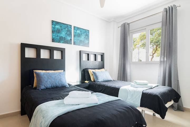 Apartamento entero, Apartamento en planta baja en esquina con terraza y piscina. Vistas al campo de golf y colinas in Murcia , Interior de Murcia