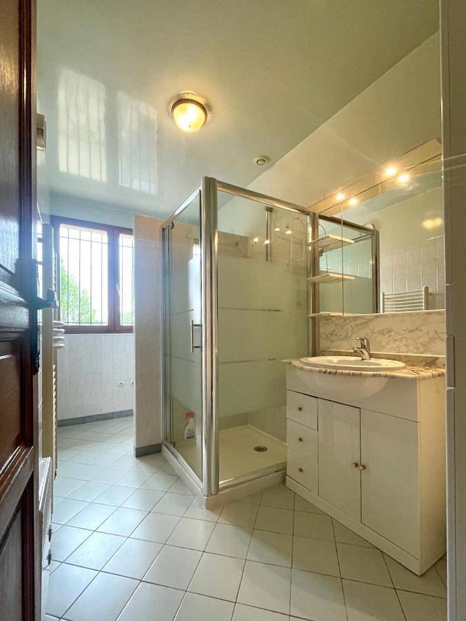 Three-Bedroom House in Breuillet (Essonne), Essonne