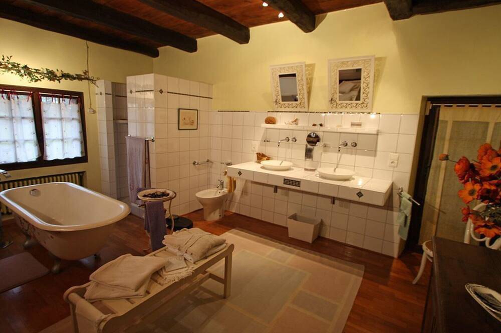 Family suite at Priory with park access and spacious rooms in Aydoilles, Épinal e dintorni