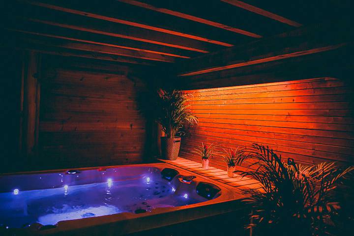 Gîte pour 2 personnes, avec Jacuzzi ainsi que Terrasse et Jardin dans Forrières