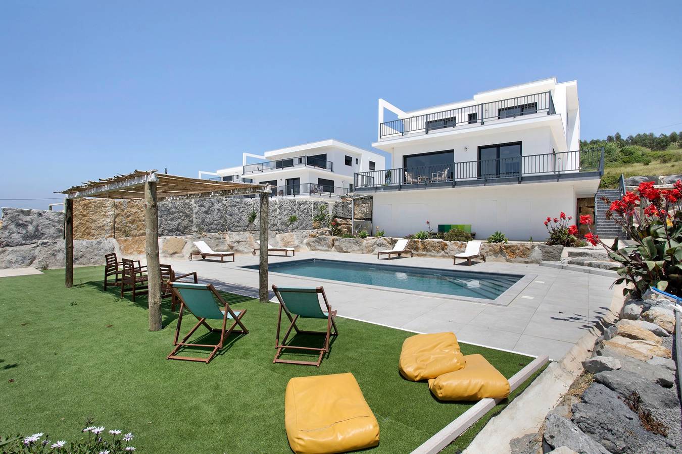 Zimmer 'Sun' mit Bergblick, Gemeinschaftspool und Wlan in Lourinhã, Lissabon Distrikt