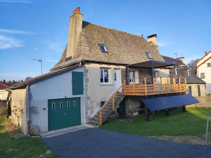 Location de vacances pour 6 personnes, avec vue ainsi que piscine et jardin à Lacapelle-del-Fraisse