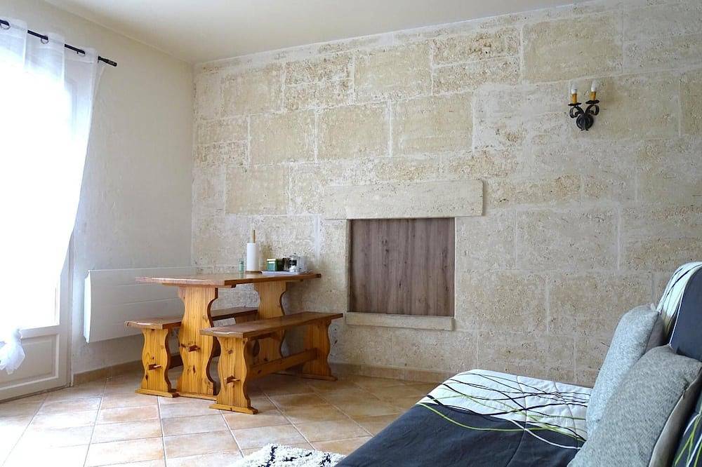 Gîte 'Le Gite Au Coin Du Feu' with Private Terrace, Wi-Fi and Air Conditioning in Cabannes, Arles region