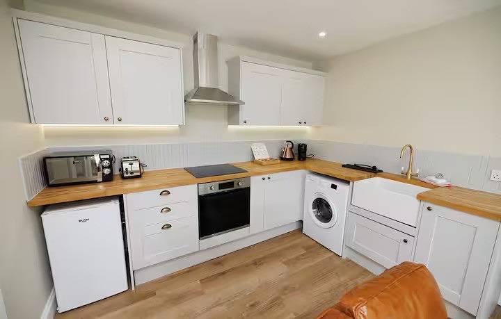 Entire holiday apartment, Stylish 3-Bed Apartment in the Heritage Quarter in Dunfermline, Fife region