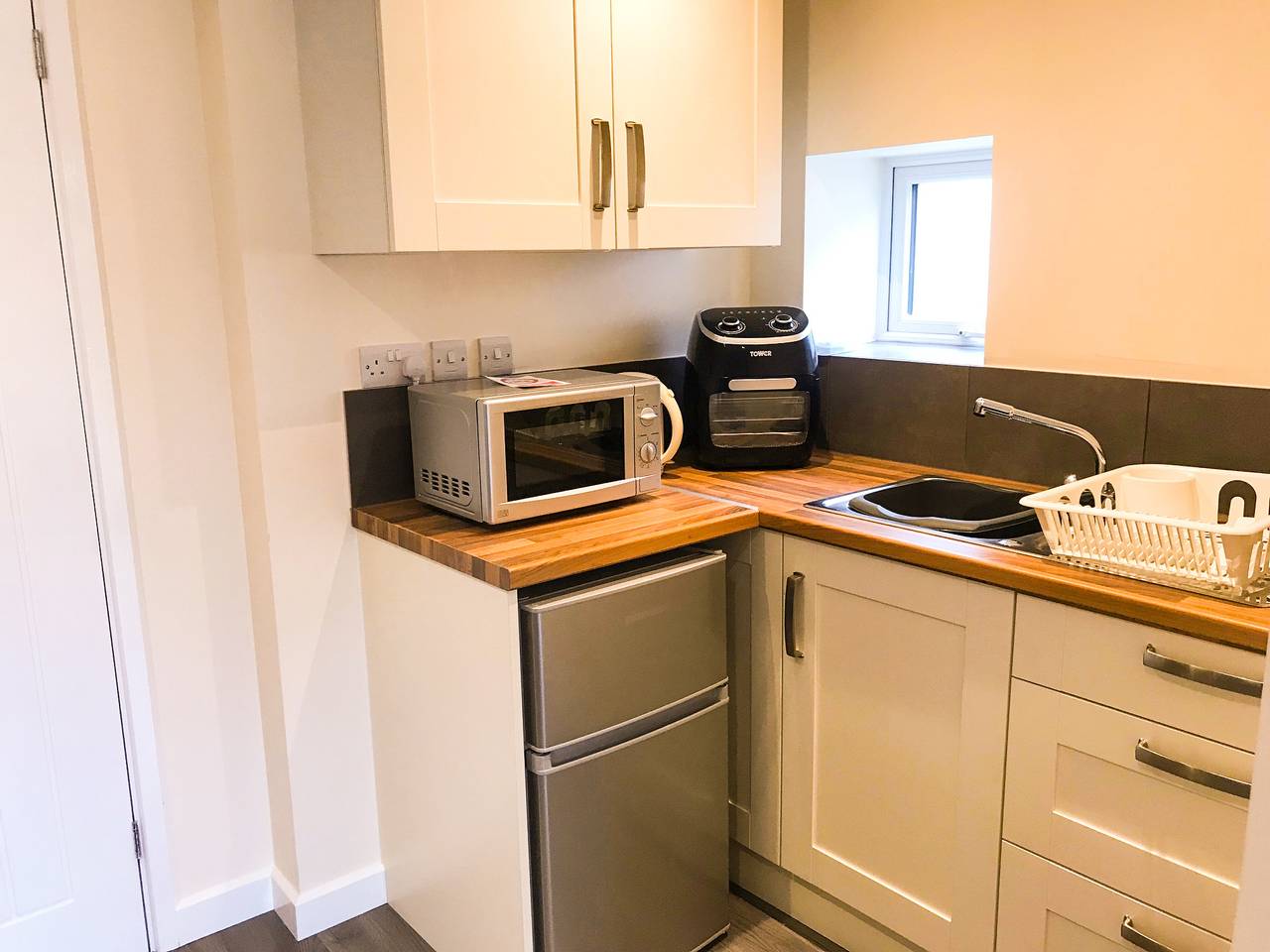 Entire holiday apartment, Deers Leap Sleeps 2 with Garden in Gloucestershire