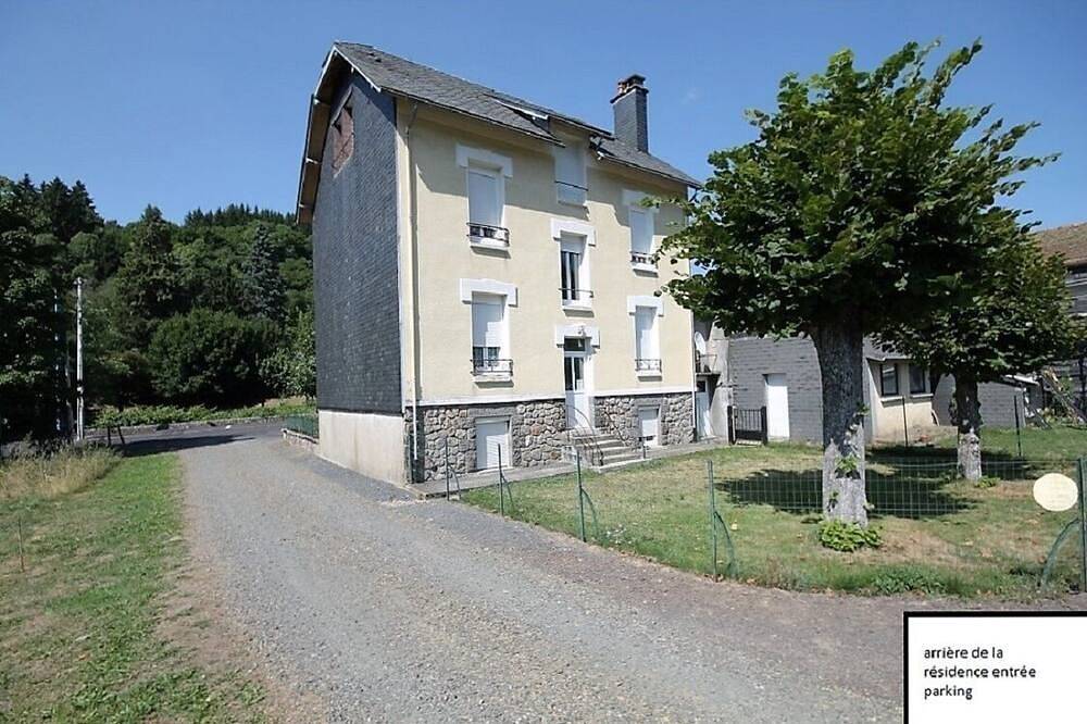 Apartamento entero, Au Doux Ombrages: tranquila T2 en el primer piso con balcón in La Bourboule, Parque Natural Regional Volcans d'Auvergne