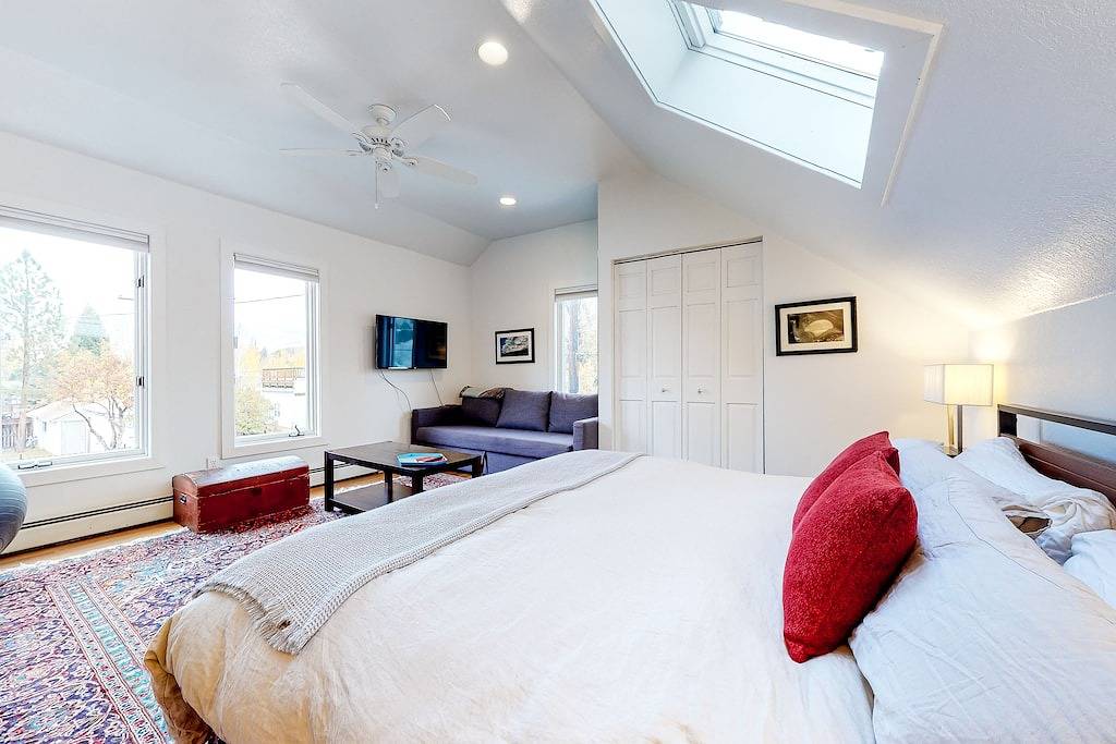 Dog-friendly remodeled home with 2 living rooms & fireplace - 4 blocks to town in Steamboat Springs, Medicine Bow-Routt Nationalwald