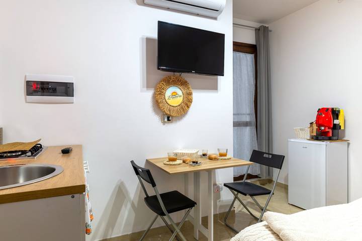Entire apartment, Apartment 'L'aurora' with Shared Terrace, Wi-Fi and Air Conditioning in San Vito dei Normanni, Salento