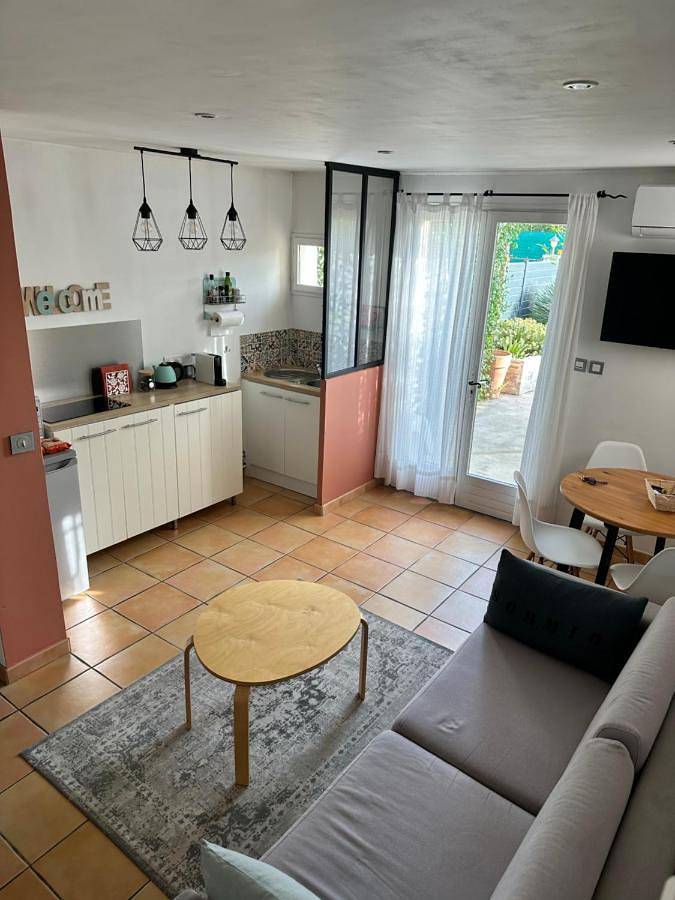 Triple Room with Private External Bathroom in Plan-de-Cuques, Côte méditerranéenne (France)