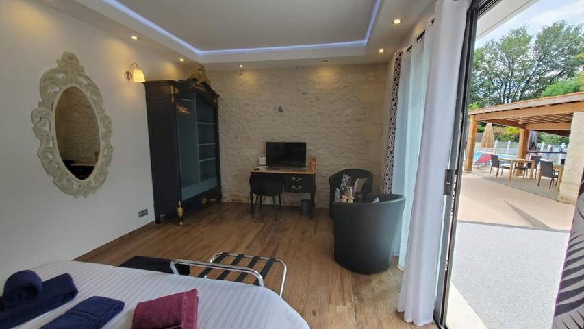 Chambre d’hôte pour 2 personnes, avec piscine ainsi que jardin et vue à Saintes - 3