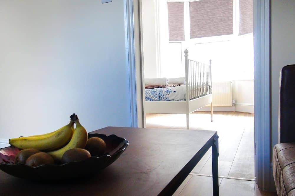 Entire apartment, Cosy, king apartment + Free parking in Kent