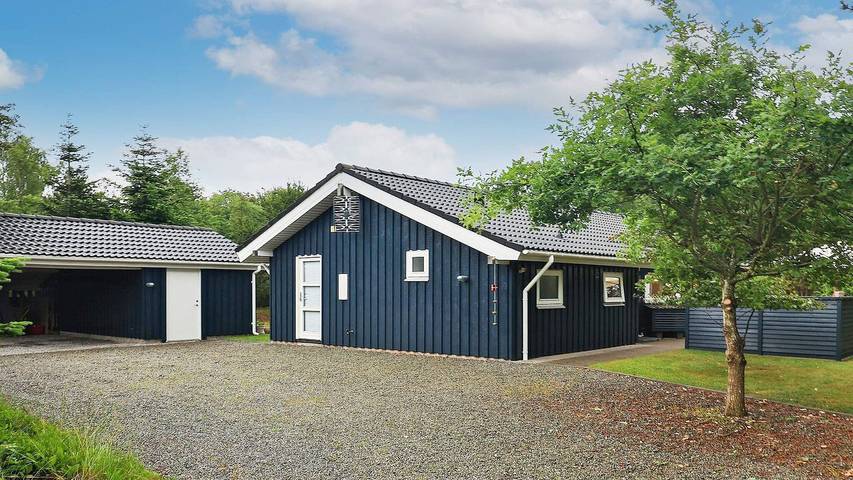Feriehus for 6 personer, med terrasse og jacuzzi i Hals
