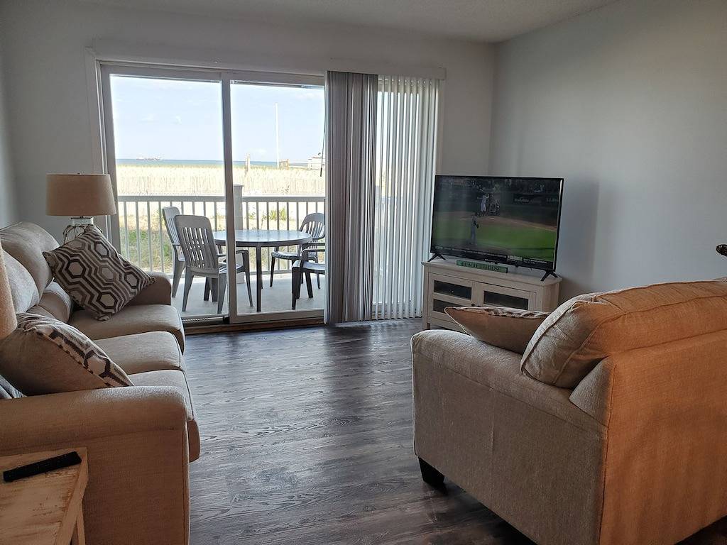Ganze Wohnung, 2 Schlafzimmer 1 Bad Modern Oceanfront Condo mit Blick auf den Strand in Toms River, Ocean County