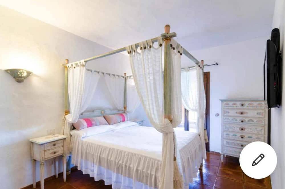 Villa with heated infinity pool at hole 18 of pevero golf club P. cervo in Cala di Volpe, Arzachena