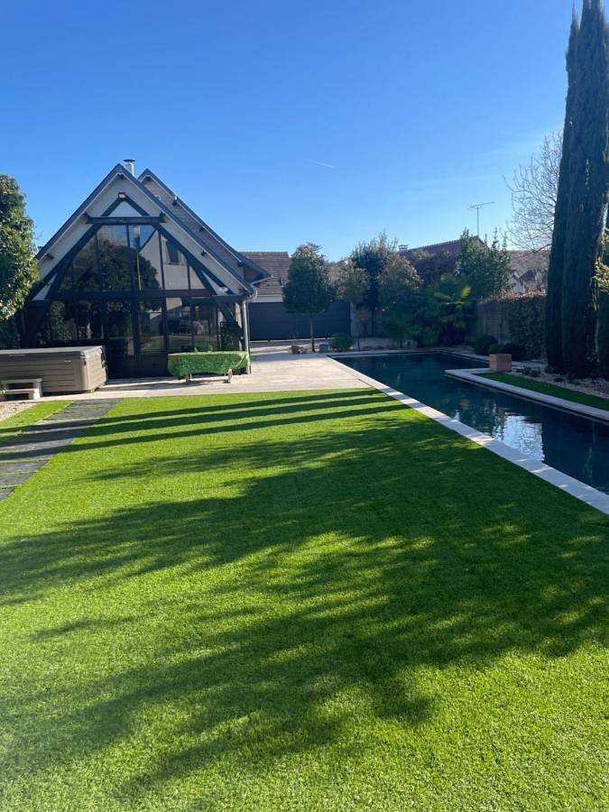 Location de vacances pour 4 personnes, avec Terrasse et Jardin ainsi que Piscine et Sauna à Saint-Gervais-la-Forêt