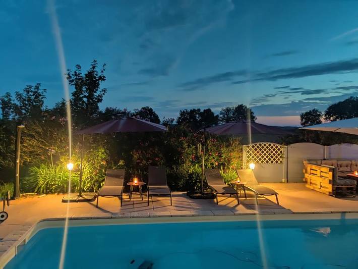 Location de vacances pour 9 personnes, avec terrasse ainsi que piscine et vue, animaux acceptés à Roumagne - 2