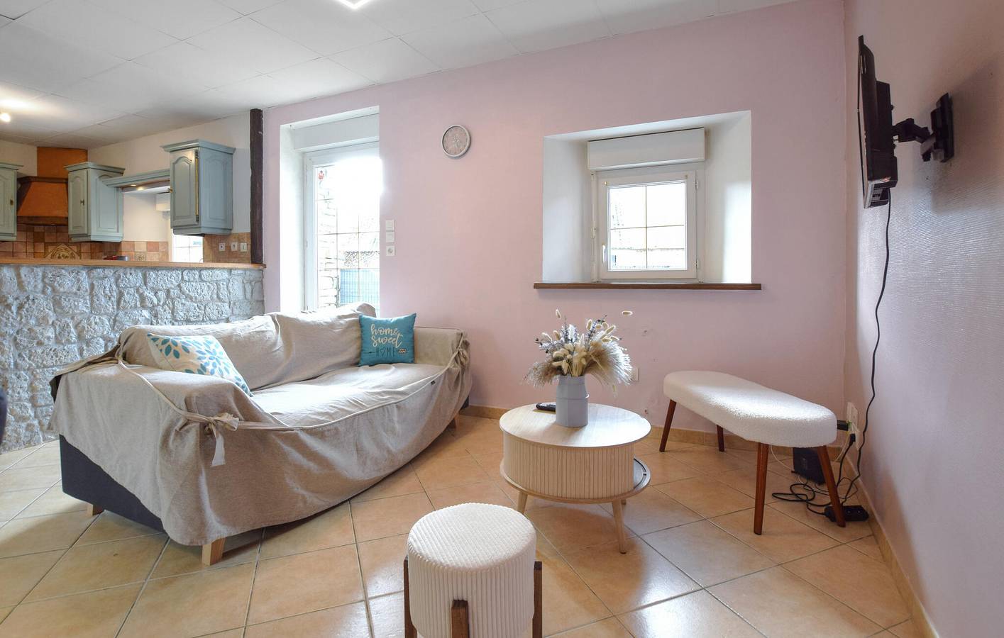 Cozy Apartment with WiFi, TV, Parking, Garden & Kitchen in Pirou, Coutances