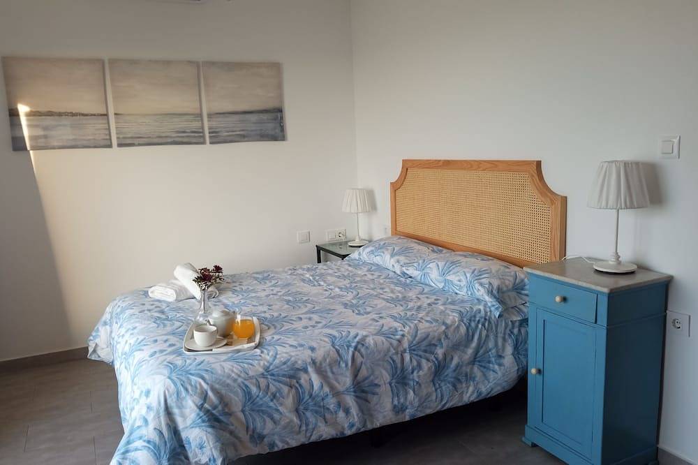 Beach line villa with stunning sea views. Wifi. Private garden in Sanlúcar de Barrameda, Costa de la Luz