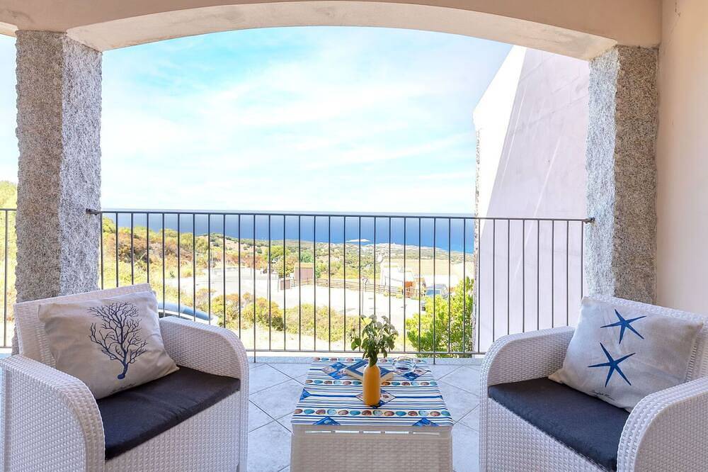 Appartamento intero, Elegante appartamento per 4 persone con piscina, A/C, Tv e patio in Trinità d'Agultu e Vignola (Borgo), Trinità d'Agultu e Vignola