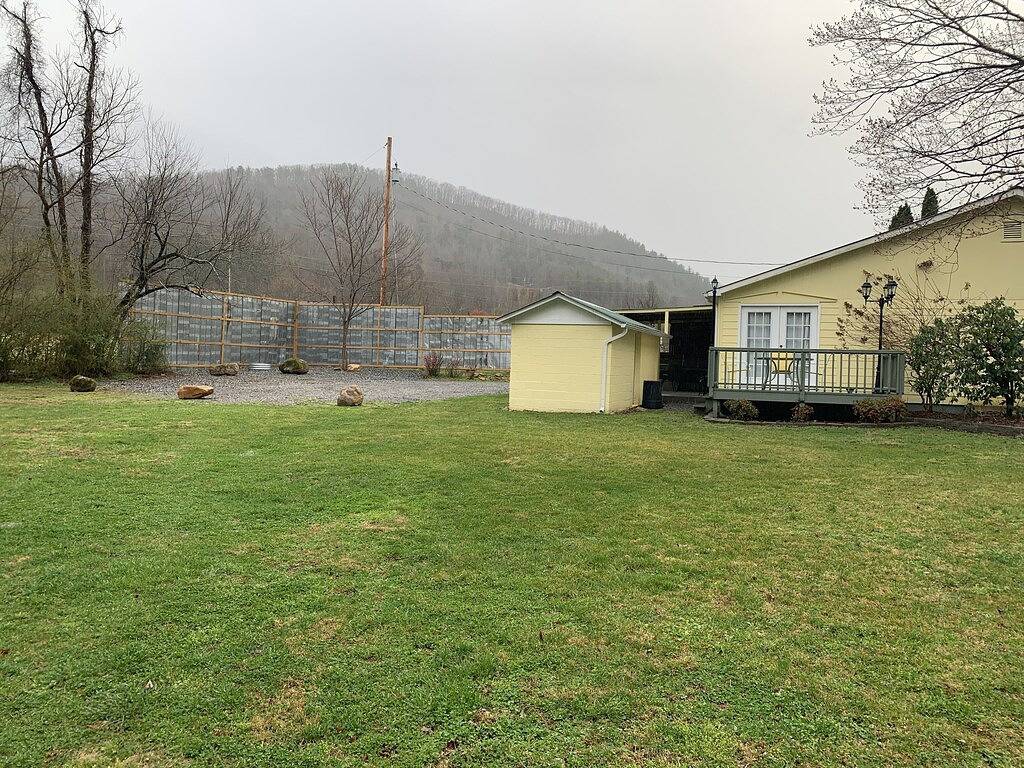 Remodeled French Country Style Cottage Close to Hiking Trails and Hot Springs in Madison County (NC)