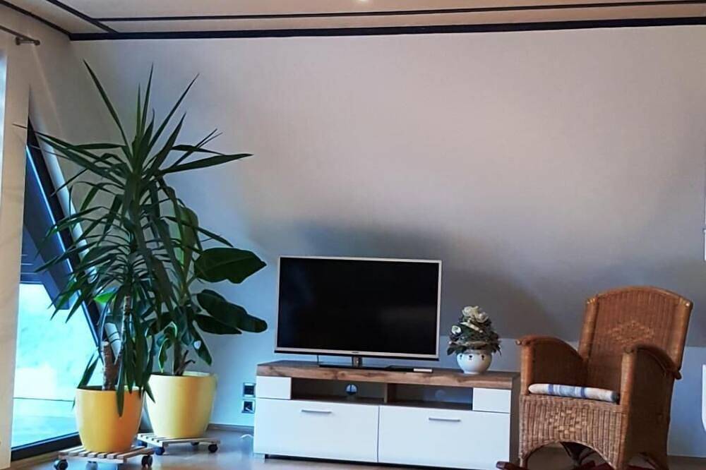 Ganze Wohnung, Lichtdurchflutete Dachgeschosswohnung (98 m2) mit zwei Balkonen in Merkendorf, Fränkisches Seenland