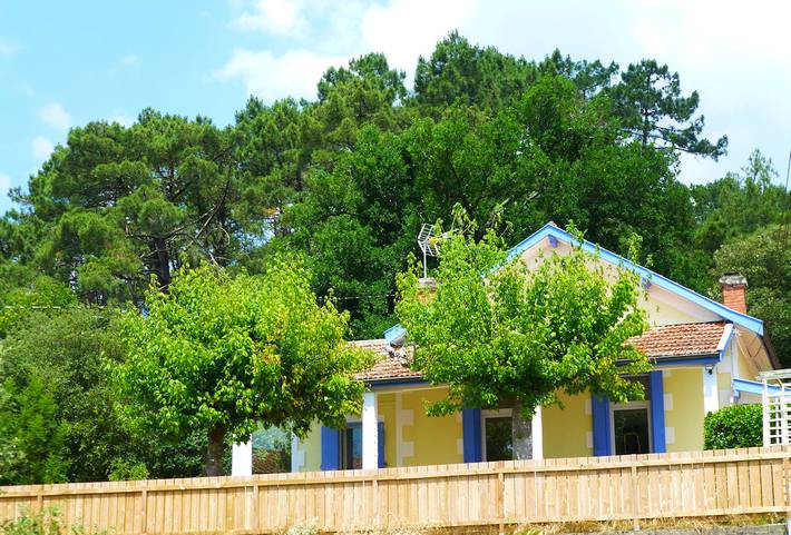 Location de vacances pour 4 personnes, avec terrasse ainsi que vue sur le lac et jardin dans Lac de Lacanau - 2