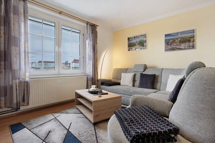Ganze Wohnung, Apartment „Oberhalb vom Hafen“ mit Meerblick, Gemeinschaftsterrasse und Wlan in Sassnitz, Nationalpark Jasmund
