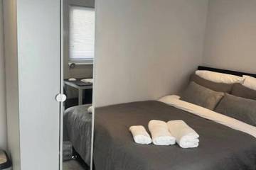 Cottage Rentals for 2 Guests in London, South East England, Picture 1