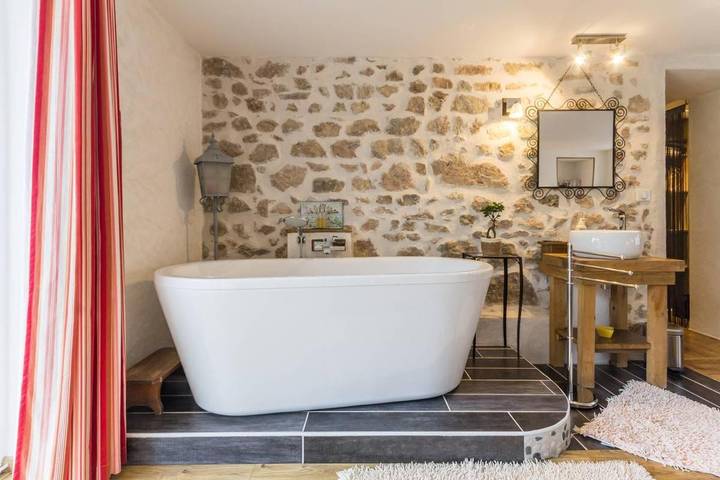 Location de vacances pour 2 personnes, avec Jacuzzi ainsi que Terrasse et Jardin à Mhère